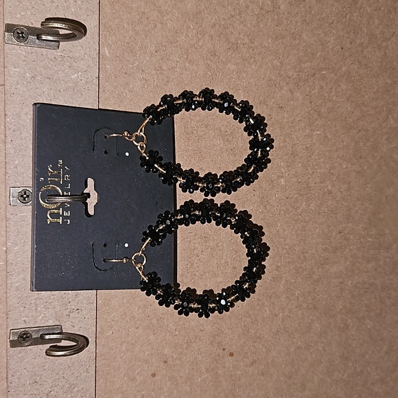 Noir Earrings - Picture 2 of 3